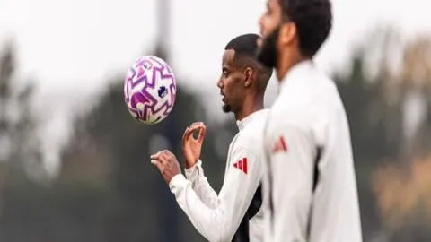 曼城今夏备战关键：寻觅右路防线新锐与B席接班人的秘密武器！